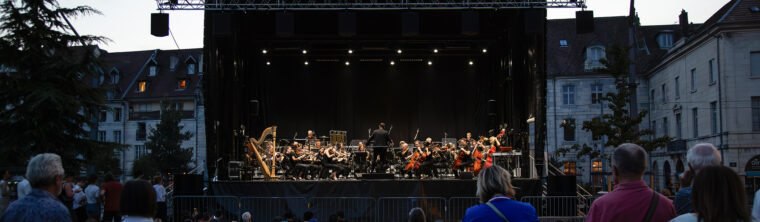 Orchestre Victor Hugo sur la place de la Révolution à Besançon